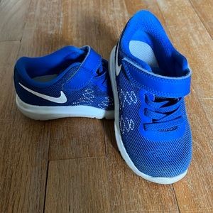 Toddler Nike blue and white running sneakers
